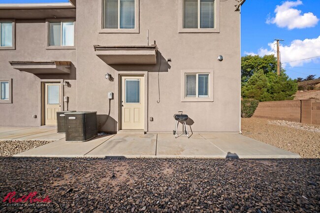 Building Photo - Adorable 3 Bedroom End Unit Townhome!