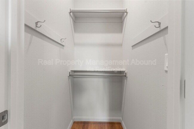 Building Photo - 101 E 11th St