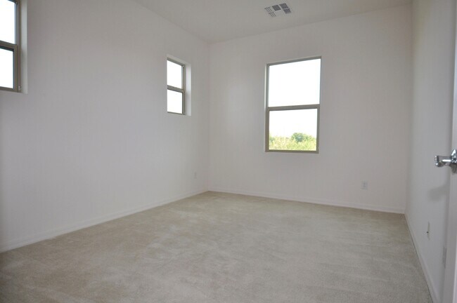 Building Photo - Stunning 5bed/3bath 2771 sq/ft Gilbert Home!