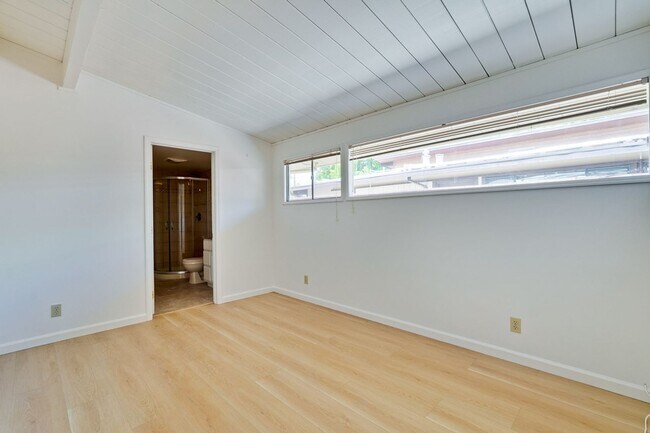 Building Photo - Spacious 4 Bed 3 Bath Home in Highly Desir...