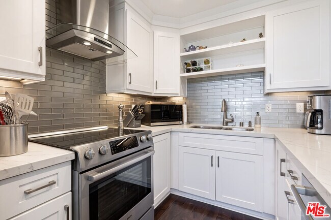 Building Photo - 11789 Montana Ave