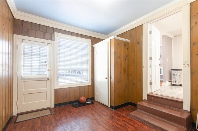 Building Photo - 470 Elmgrove Ave