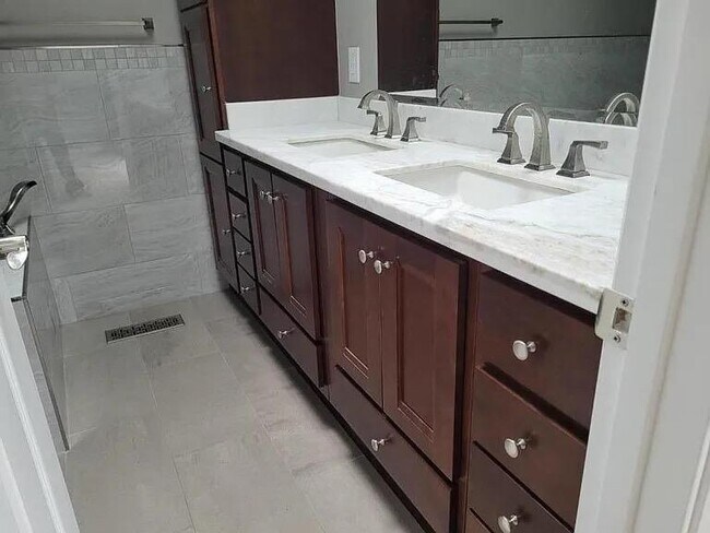 Building Photo - 1172 Park Pacifica Ave