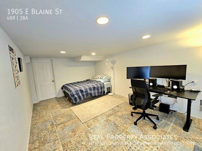 Building Photo - 1905 E Blaine St