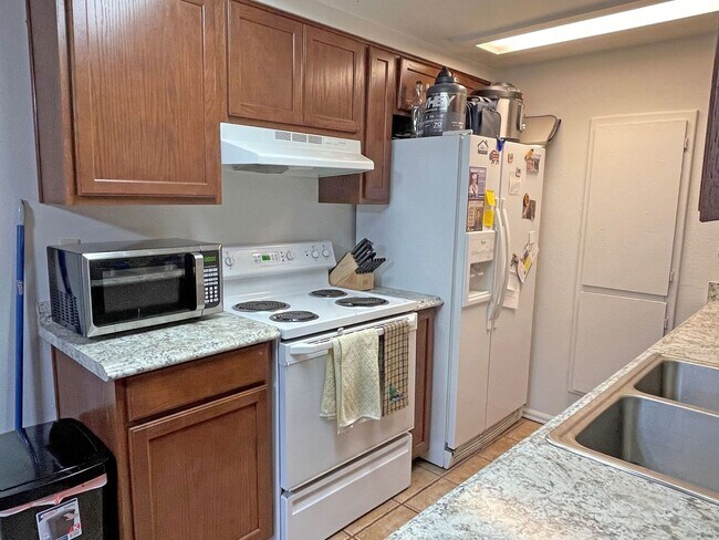 Building Photo - 2-Bedroom Townhome w/ Garage in Northeast Colo Springs