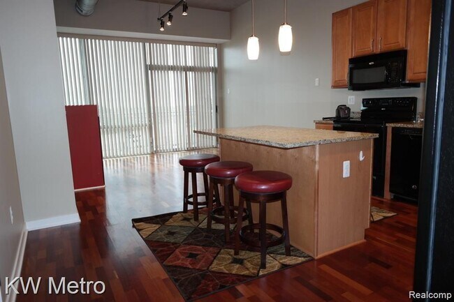 Building Photo - 350 N Main St