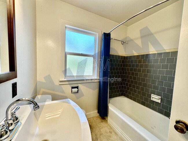 Building Photo - 41 W McKenzie Ave