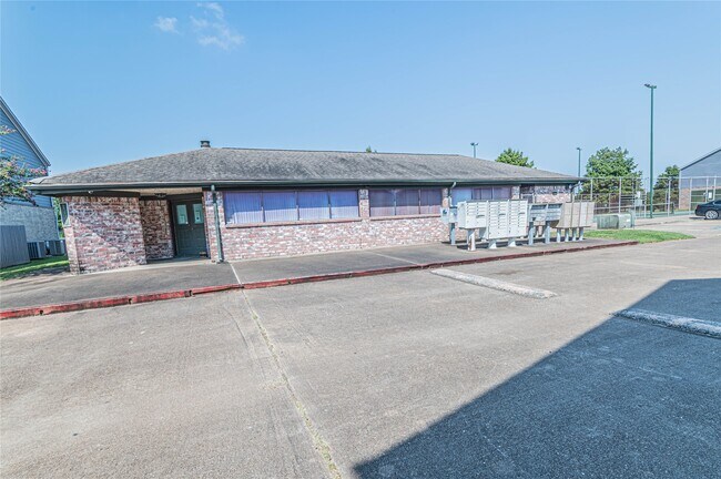 Building Photo - 1702 Good Day Dr