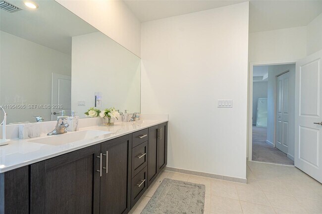 Building Photo - 139 NE 27th Terrace