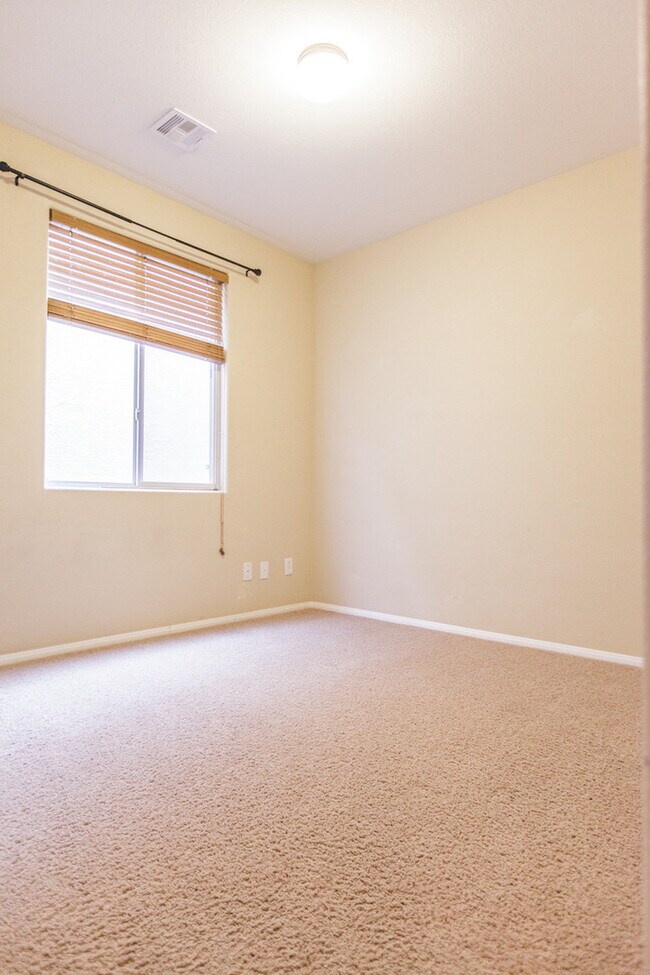 Building Photo - Beautiful Mountain's Edge Community