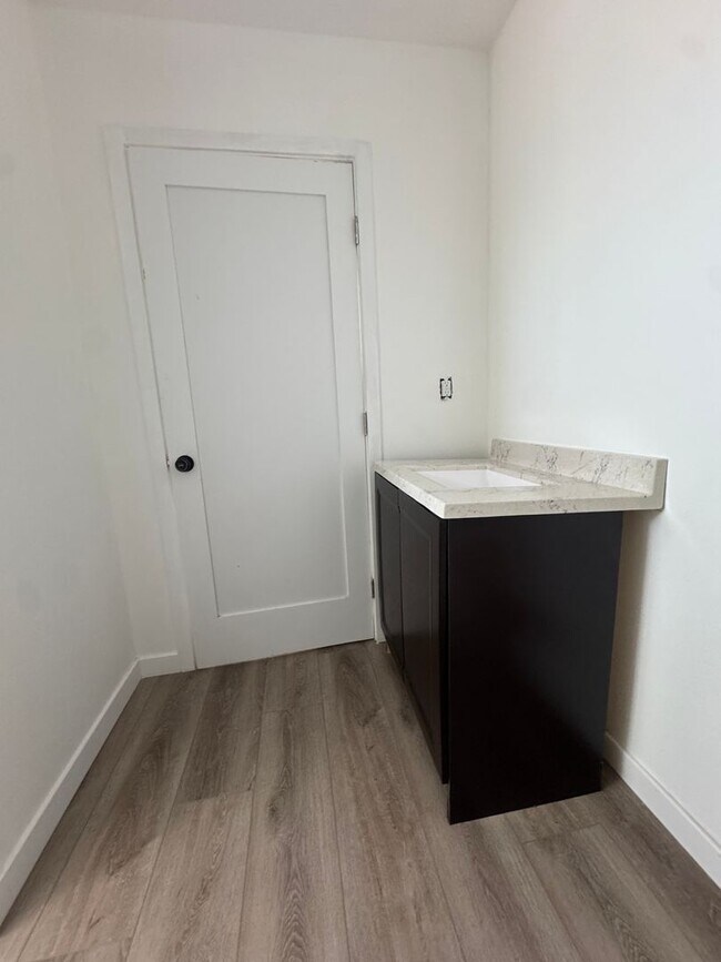 Building Photo - Fully remodeled