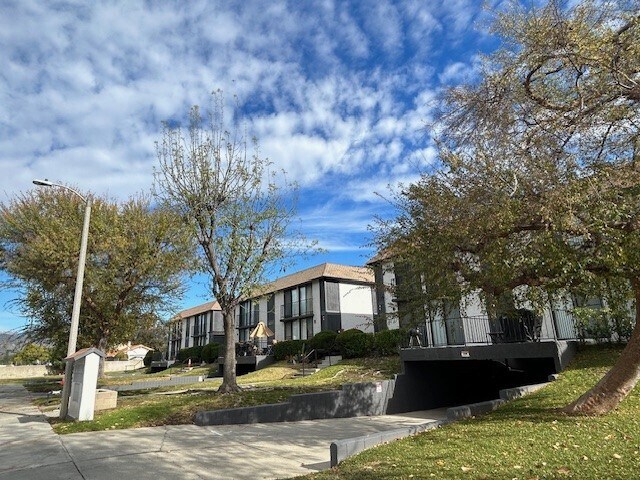 Building Photo - 1631 E Cypress St