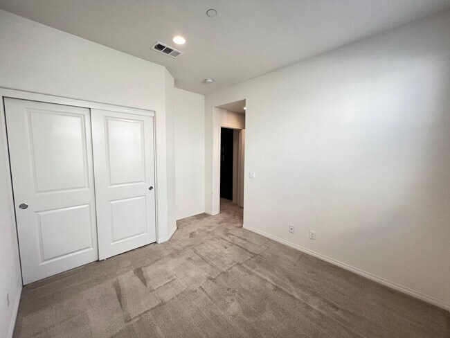 Building Photo - Wonderful 3 Bedroom 3 Bathroom Anaheim Condo in Gated Community