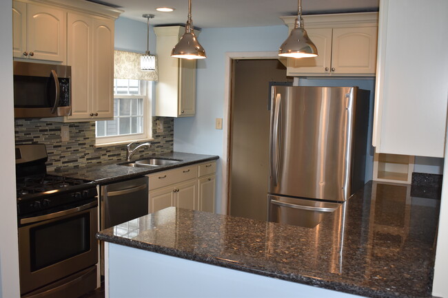 Modern kitchen with all appliances - 18921 Coffinberry Blvd