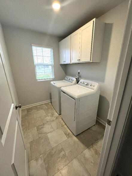 Building Photo - 5303 Spicewood Lk Dr