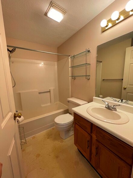 Building Photo - 2 Chickadee Ln