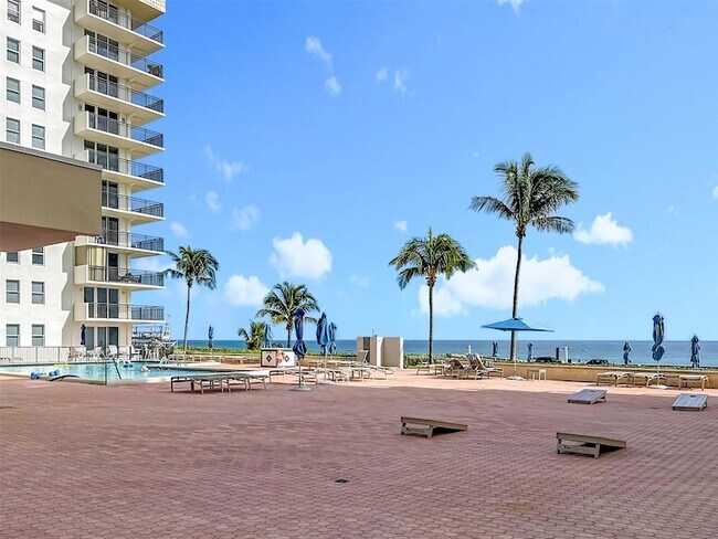 Building Photo - 1147 Hillsboro Mile Unit 506