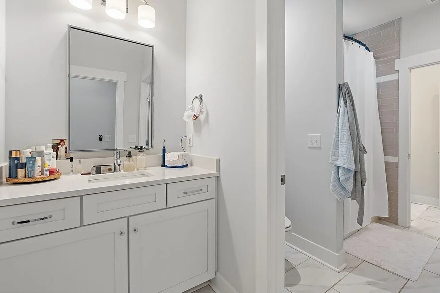 2nd Fl - Jack & Jill Bath - 1112A McGavock Pike