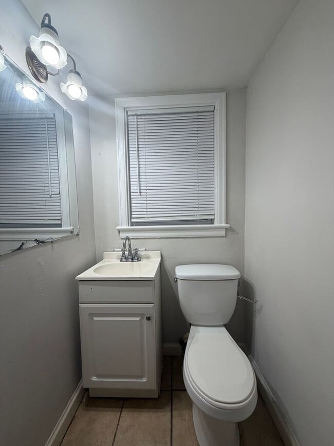 Building Photo - 3871 Sherwood Dr