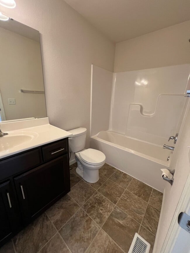 Building Photo - Private Charming Home!