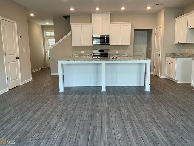 Building Photo - 2066 Pine Tree Dr