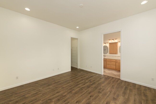 Building Photo - 3 Primary Suite Home 1 Block From the Beach
