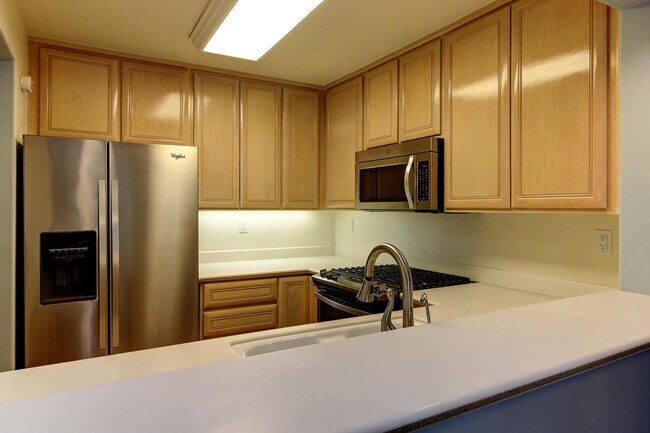 Building Photo - Lovely ground floor unit at the incredible El Escorial! Santa Barbara:)