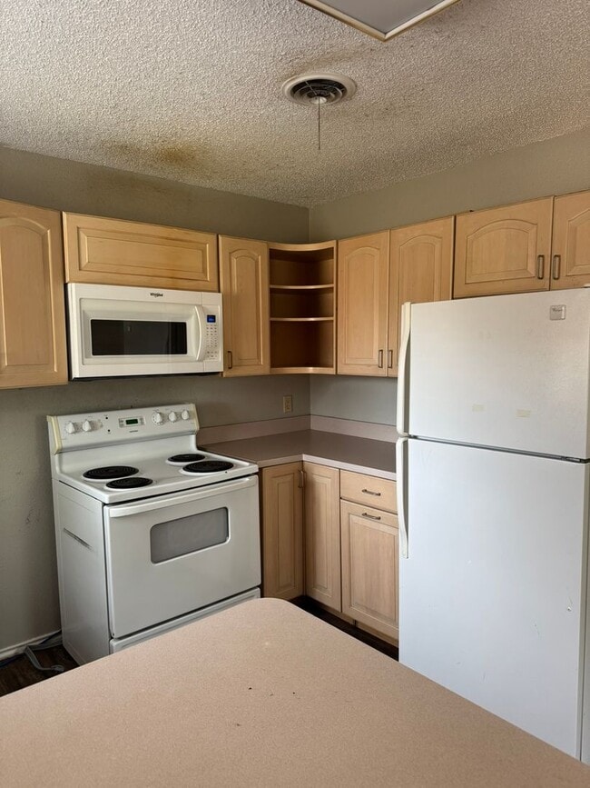 Building Photo - Charming 3 Bedroom Home - Available Septem...