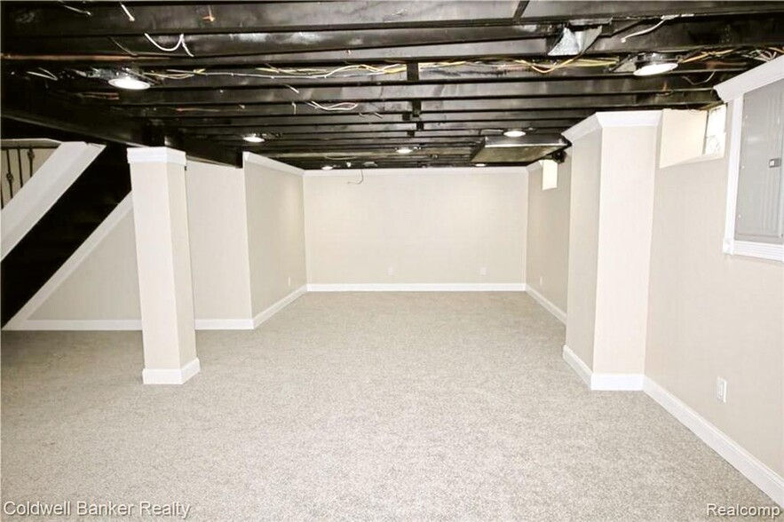 Building Photo - 669 Mohegan St