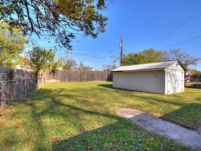 Building Photo - Charming 2 bed/1 bath home in the East side