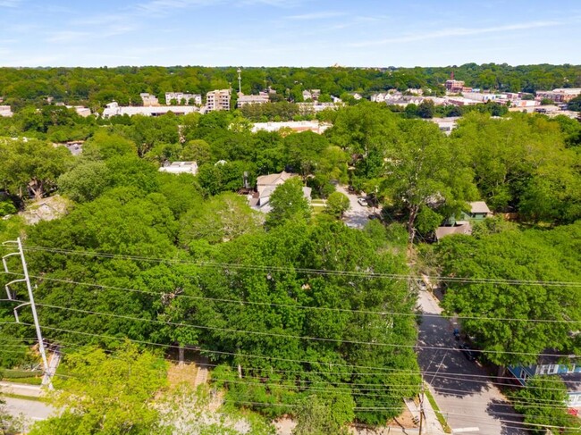 Building Photo - 827 Monroe Dr NE