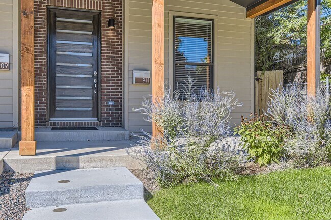Building Photo - Modern 5 Bedroom Home for Rent!