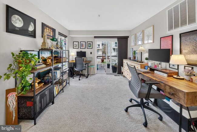 Building Photo - 725 Main St