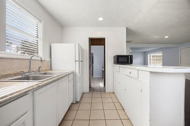 Building Photo - 340 Magnolia Dr