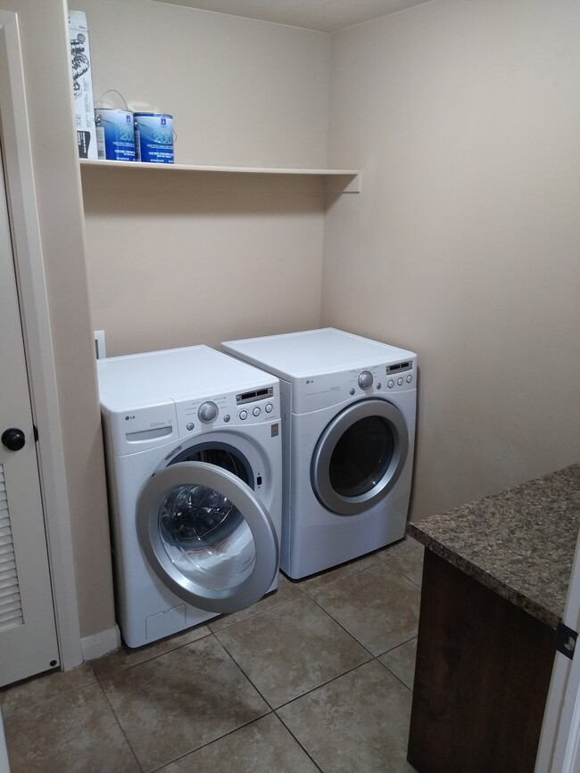 Building Photo - 340 1425 N St