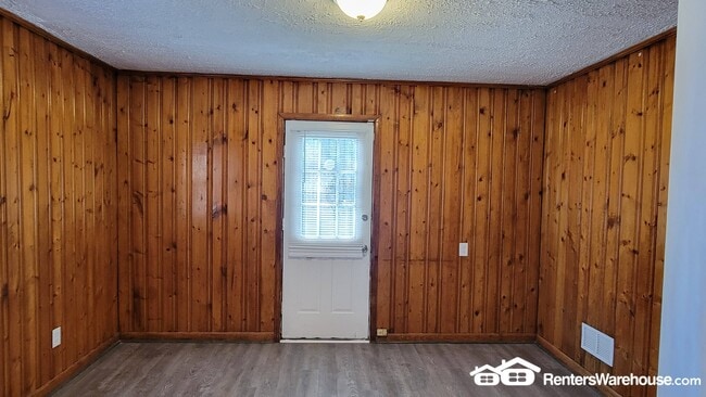 Building Photo - 131 Oak Dr SW