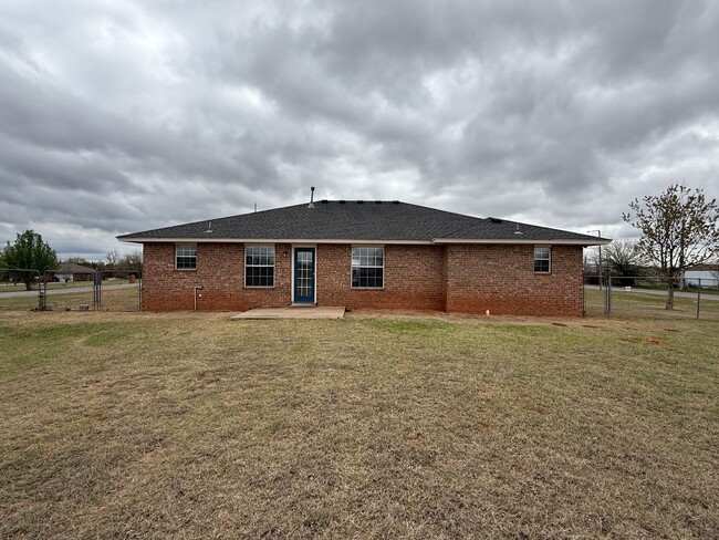 Building Photo - Cozy Retreat on 1 Acre – Perfect for Relax...