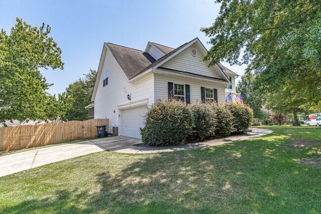 Building Photo - Gorgeous 4 Bedroom Home with Spacious Layo...