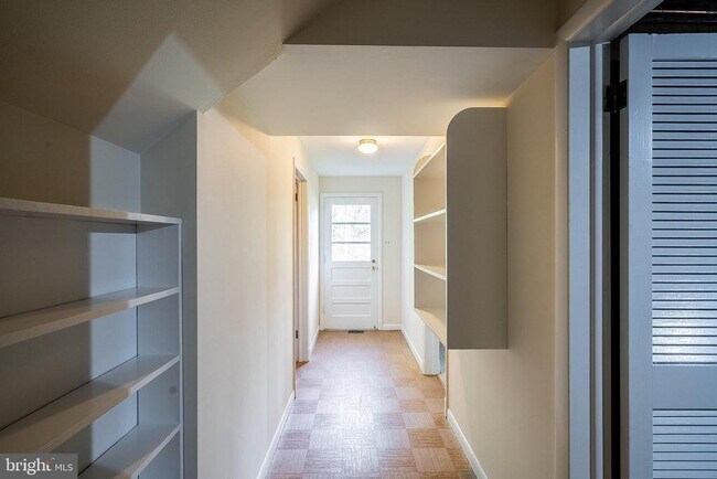 Building Photo - 6608 Fairlawn Dr