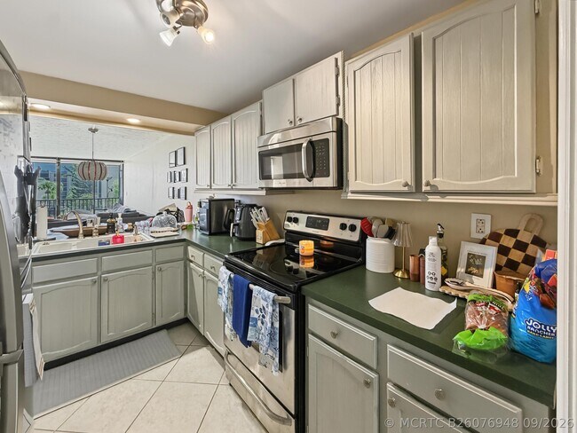 Building Photo - 9 Royal Palm Way