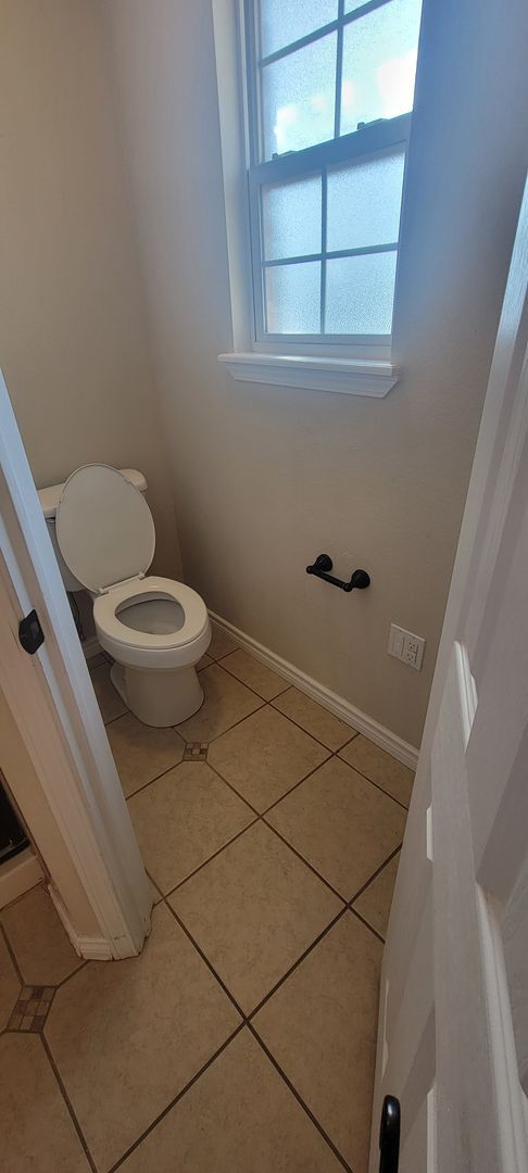 Building Photo - SPECTACULAR NEWER HOME, FIREPLACE, FORMAL ...