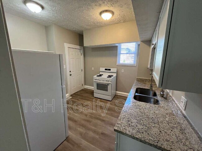 Building Photo - 512 E 33rd St