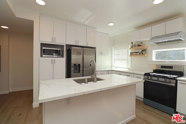 Building Photo - 2739 S Budlong Ave