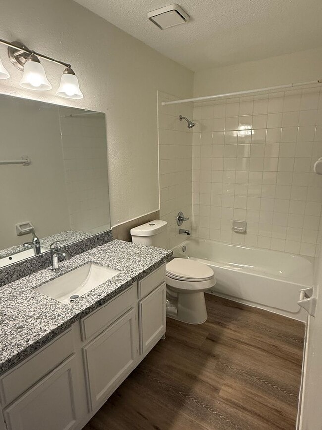 Building Photo - Move-in ready 1-bedroom, 1-bath condo in a...