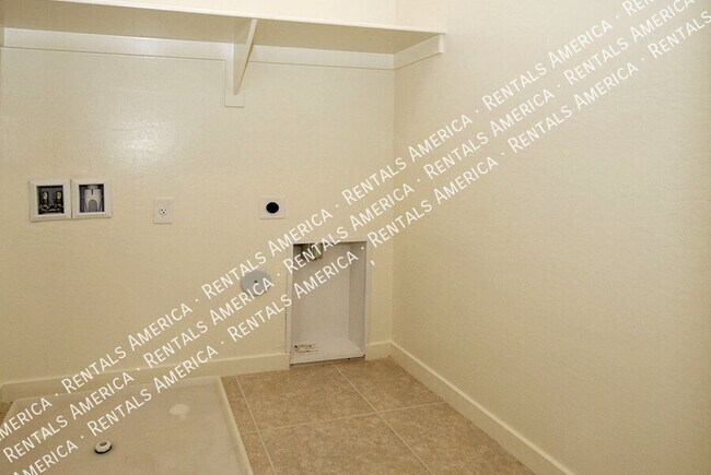 Building Photo - 2734 S Decatur Dr