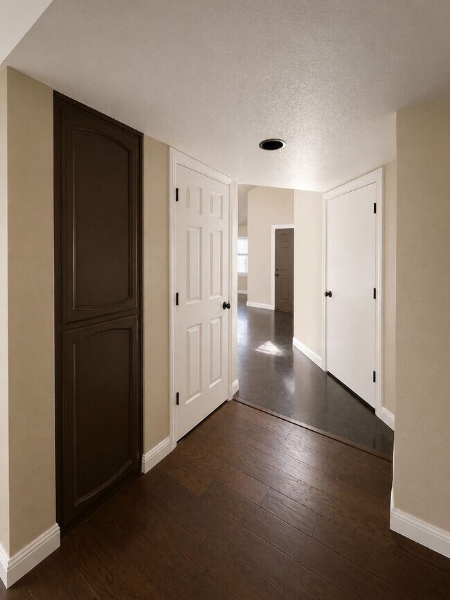 Building Photo - 742 Rambleton Dr