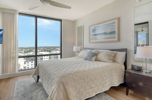 Building Photo - Short term ONLY Amazing 2/2 condo in the heart of downtown Sarasota with Bay View!