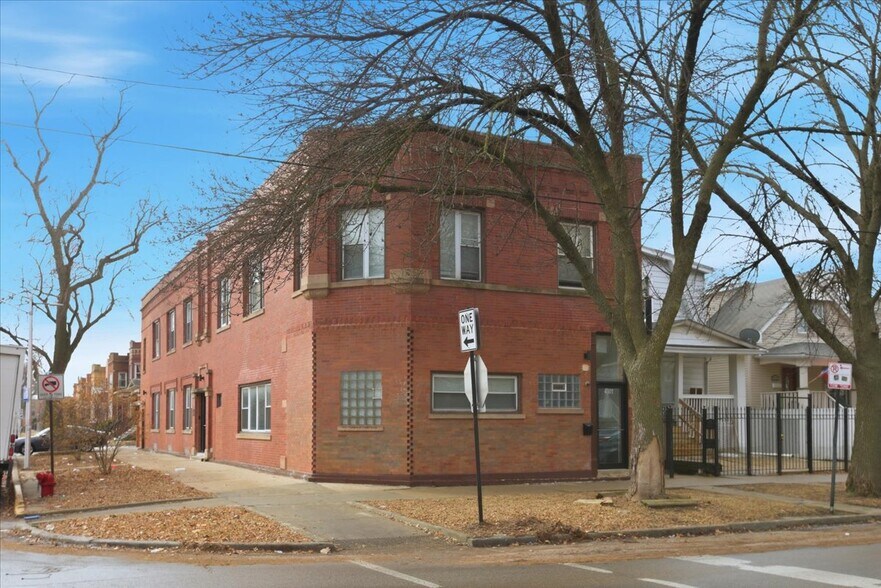 Building Photo - 2552 N Kildare Ave