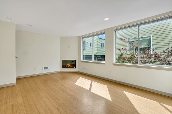 Building Photo - Cheery & Bright Columbia City Townhome