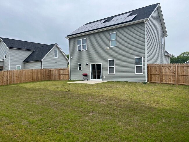 Building Photo - Lovely Energy Efficient Home In Smithfield...